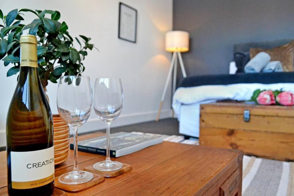 Central Modern Studio Apartment, Hermanus Waterfront Esterno foto