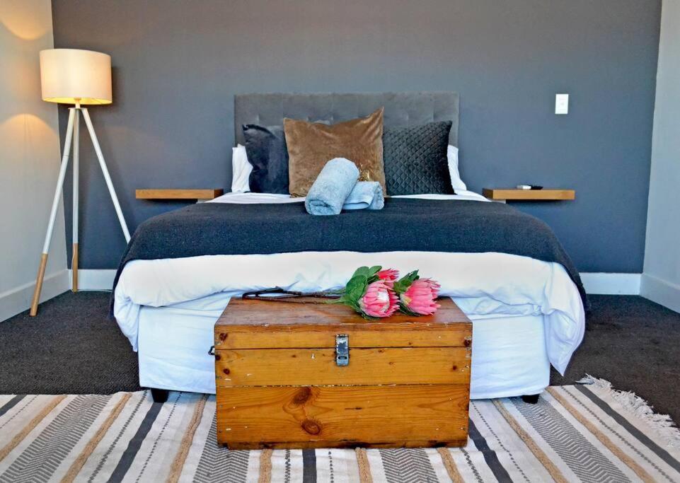 Central Modern Studio Apartment, Hermanus Waterfront Esterno foto