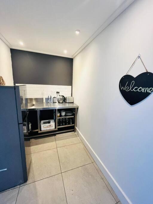 Central Modern Studio Apartment, Hermanus Waterfront Esterno foto
