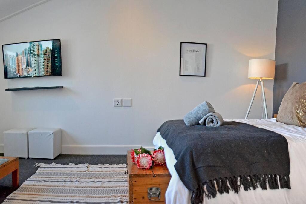 Central Modern Studio Apartment, Hermanus Waterfront Esterno foto