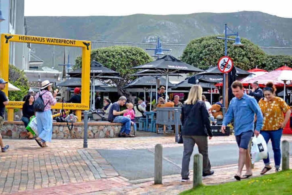 Central Modern Studio Apartment, Hermanus Waterfront Esterno foto