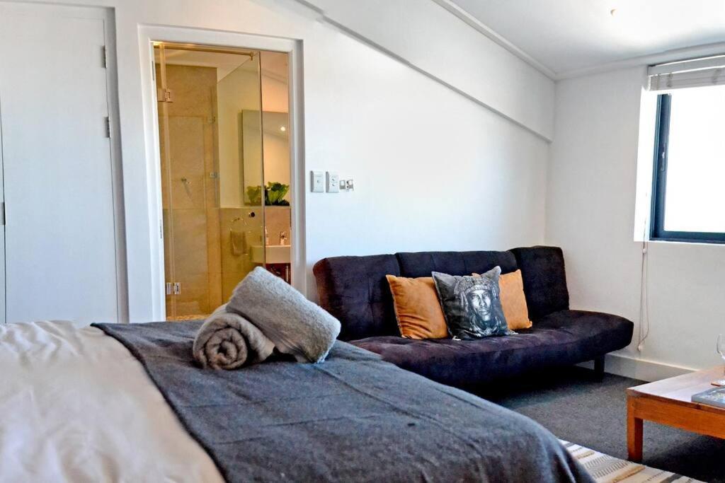 Central Modern Studio Apartment, Hermanus Waterfront Esterno foto