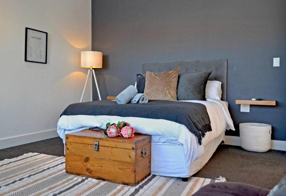 Central Modern Studio Apartment, Hermanus Waterfront Esterno foto