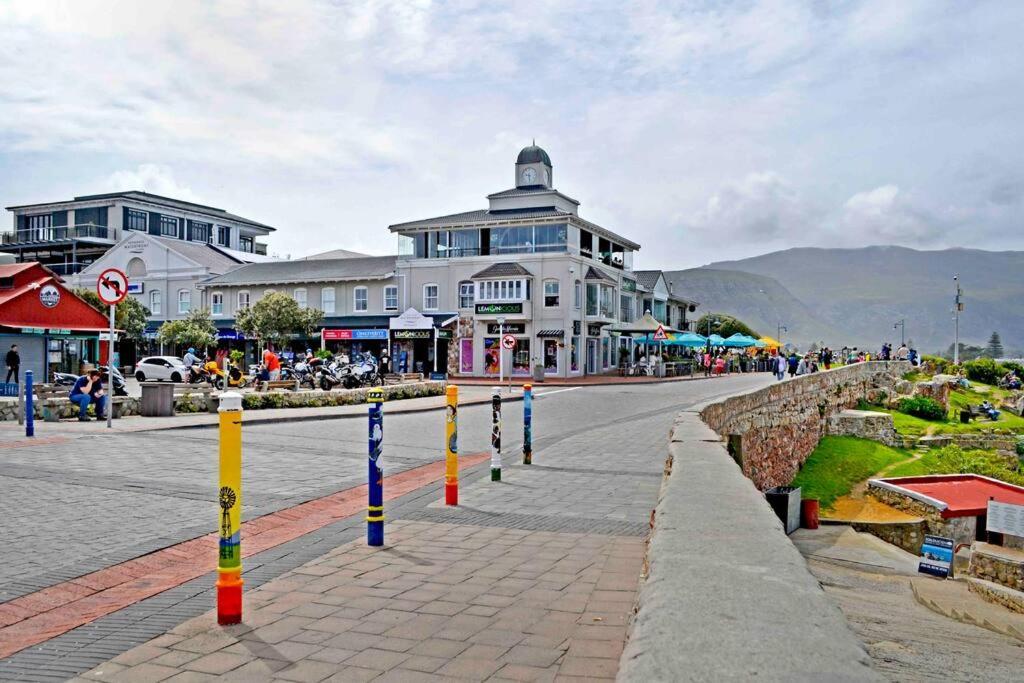 Central Modern Studio Apartment, Hermanus Waterfront Esterno foto