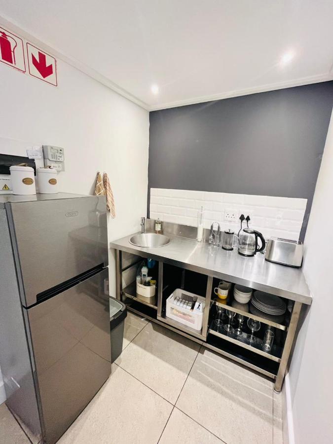 Central Modern Studio Apartment, Hermanus Waterfront Esterno foto