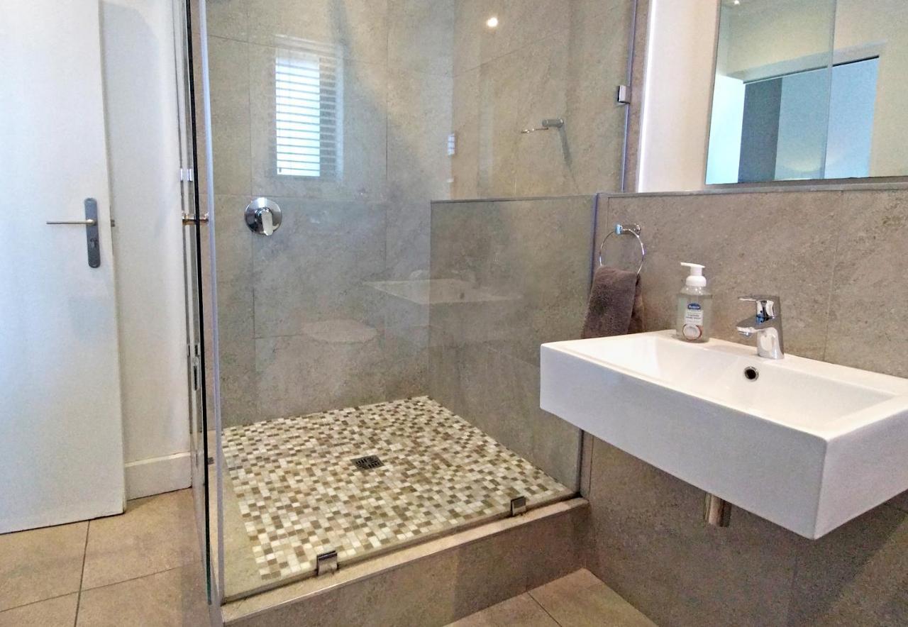 Central Modern Studio Apartment, Hermanus Waterfront Esterno foto
