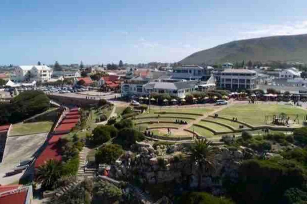 Central Modern Studio Apartment, Hermanus Waterfront Esterno foto