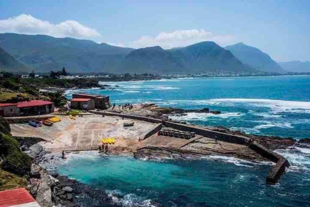 Central Modern Studio Apartment, Hermanus Waterfront Esterno foto